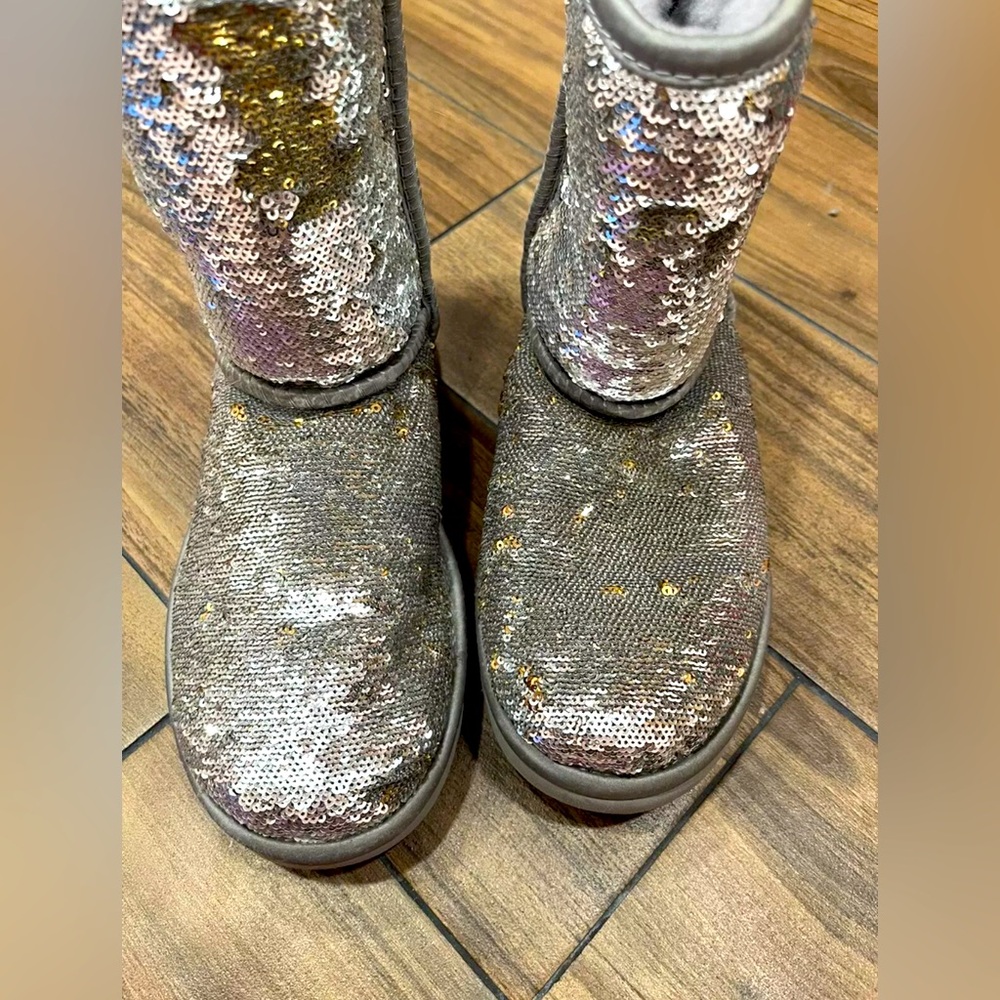 LN UGG Boots Reversible Gold Silver Sequin Classic Short Sparkle Size 7